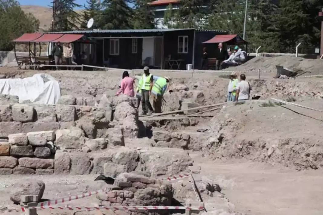 En Büyük Mozaik Kazısında Çocuk ve Yetişkin Mezarları Bulundu 5
